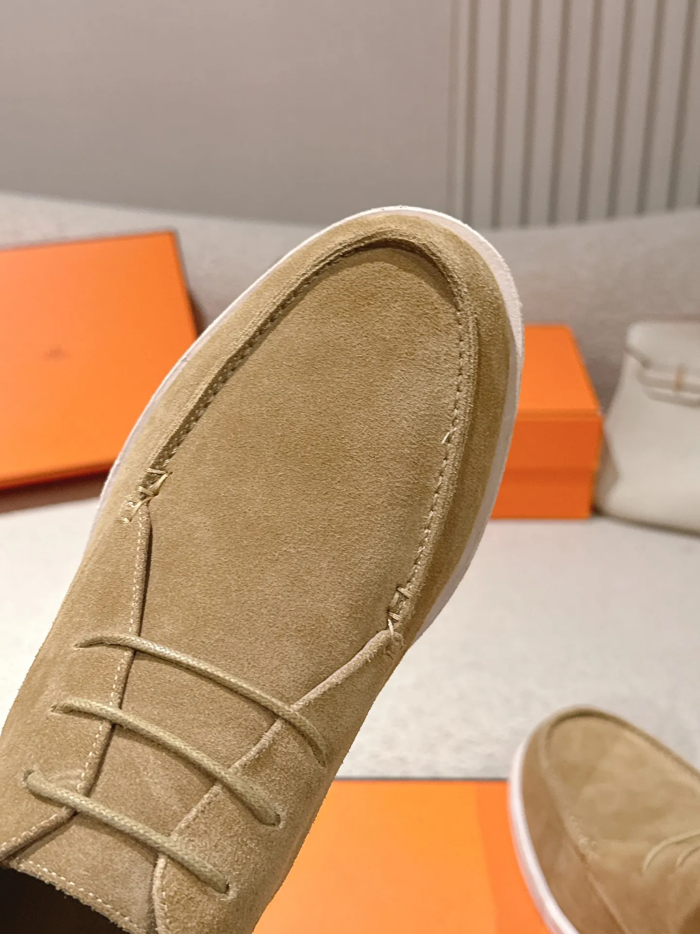 Men's Men's Shoes 660💰 Hermes men's size #26ss calfskin derby shoes, decorated with signature "H Diamant" details for a stylish and casual style. Fabric: Cow suede Lining: Mixed sheep lining Outsole: Genuine leather welt + original TPU Bottom thickness: 3CM Code number: 39-45 (customized at 46.47)